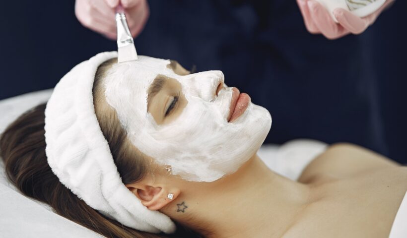 Professzionális hámlasztó és peeling kezelés kozmetikus által