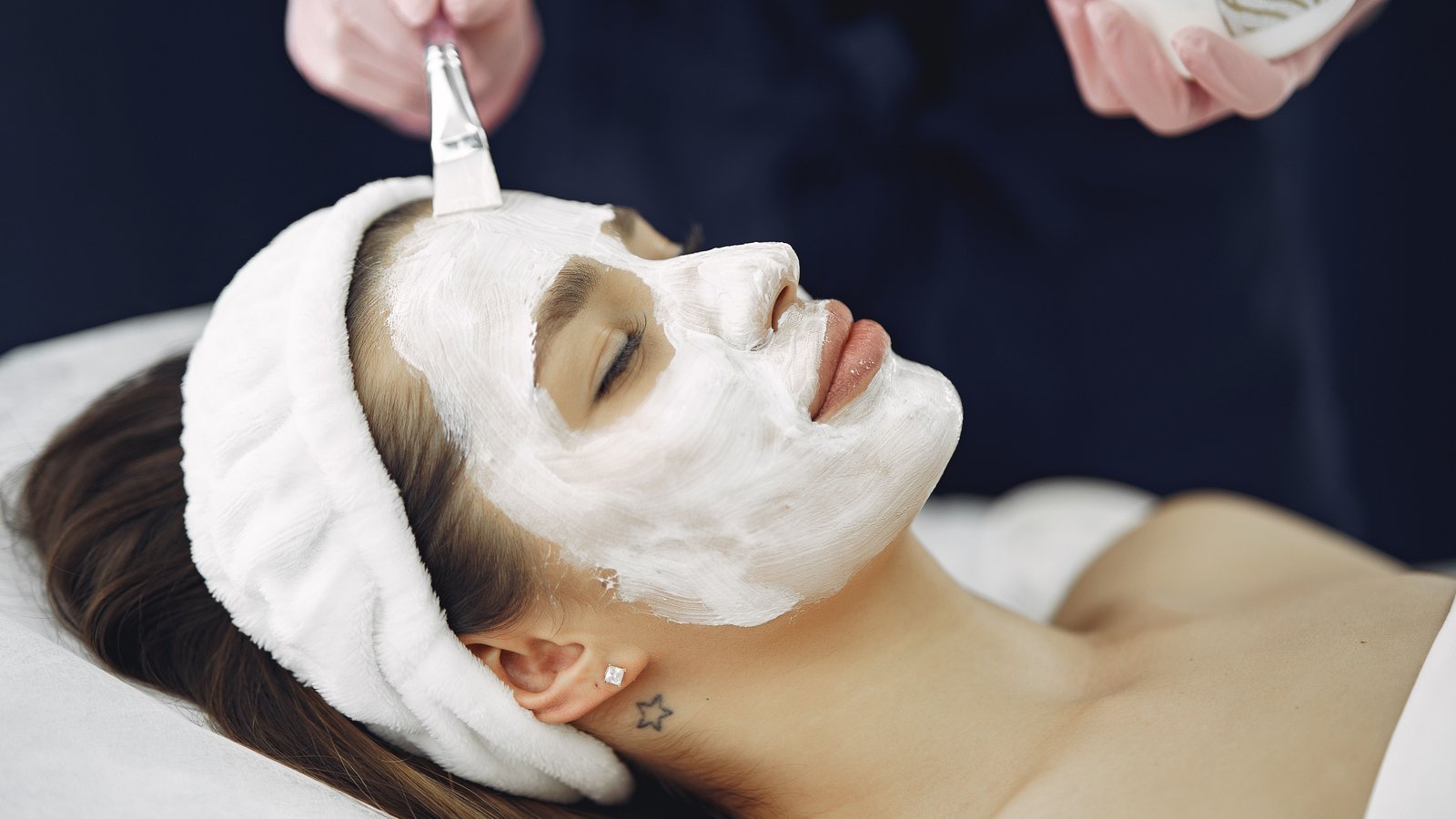 Professzionális hámlasztó és peeling kezelés kozmetikus által